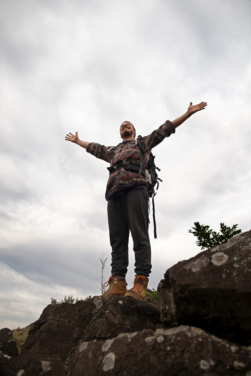 homem-aventureiro-de-tiro-completo-acampando